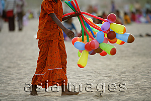 Asia Images Group - Balloon vendor on beach, Mumbai, India
