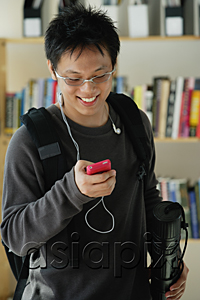 AsiaPix - A young man listens to music in the library