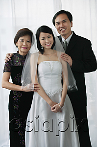 AsiaPix - A bride and her family smile at the camera together