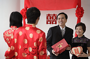 AsiaPix - A newlywed couple are given gifts