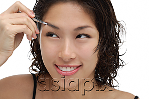 AsiaPix - A young woman shapes her eyebrows