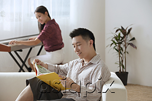 AsiaPix - Couple relaxing at home