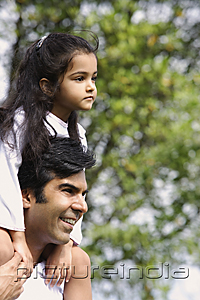 PictureIndia - A father carries his daughter on his shoulders