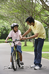 PictureIndia - A father teaches his son to ride a bike